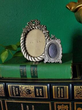 Vintage Silver Decorative Oval Photo Frame Set - Silver